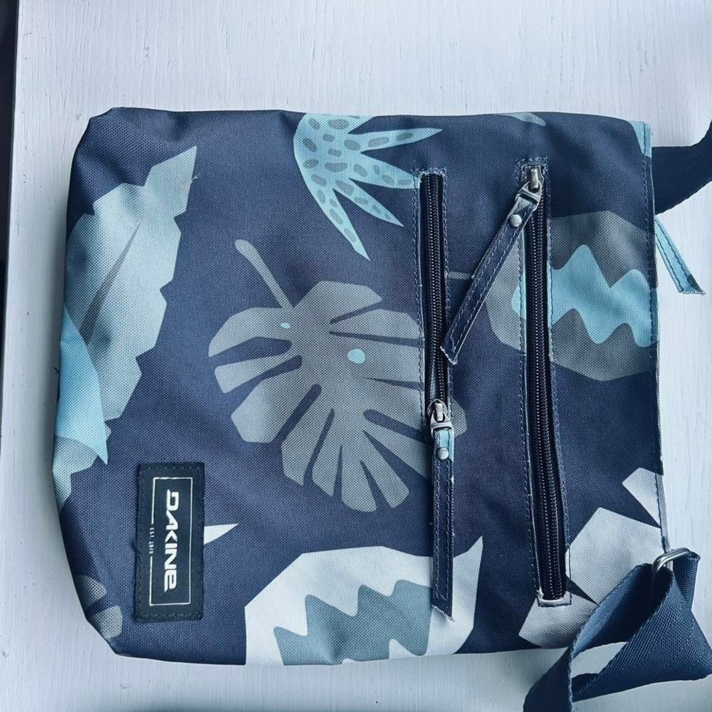 Dakine purse and wallet set NWOT blue tropical print crossbody storage - Picture 2 of 8